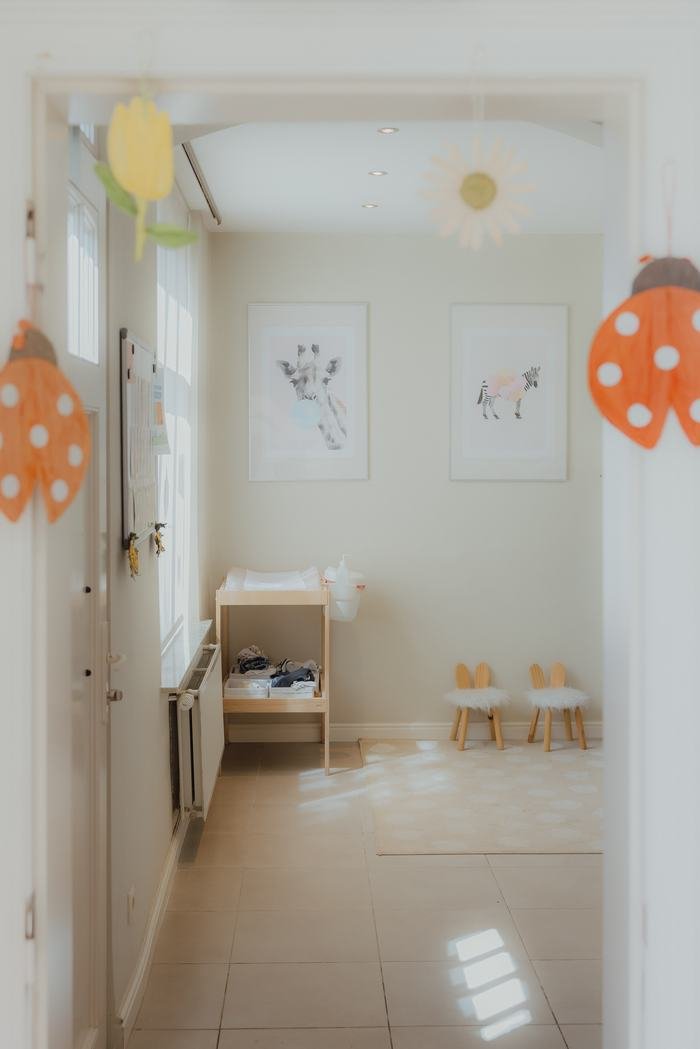 Lichte inkomhal met verzorgingstafel en kindvriendelijke decoratie