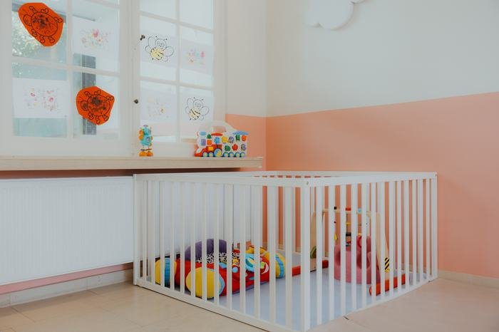 Veilige speelbox met speelgoed voor de allerkleinsten