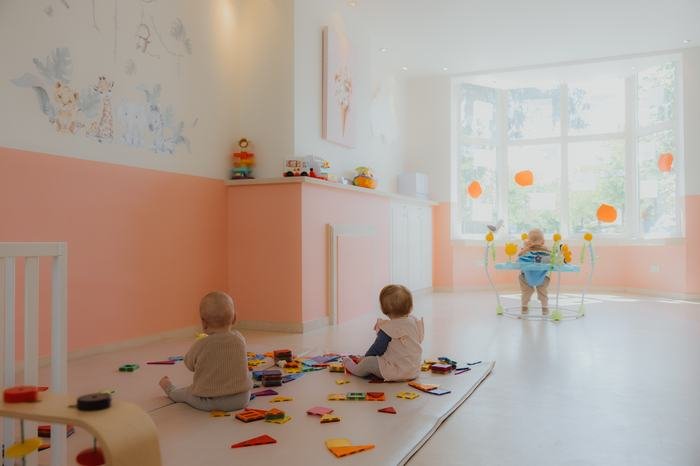 Baby's spelen samen op de speelmat in de leefruimte